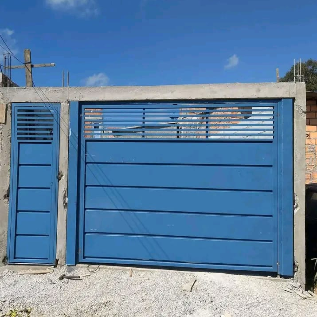 Portão basculante instalado pela Serralheria Amigão