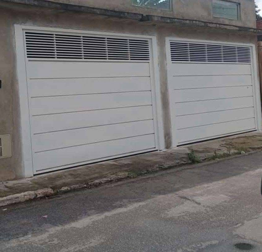 Portão basculante em residência feito pela Serralheria Amigão