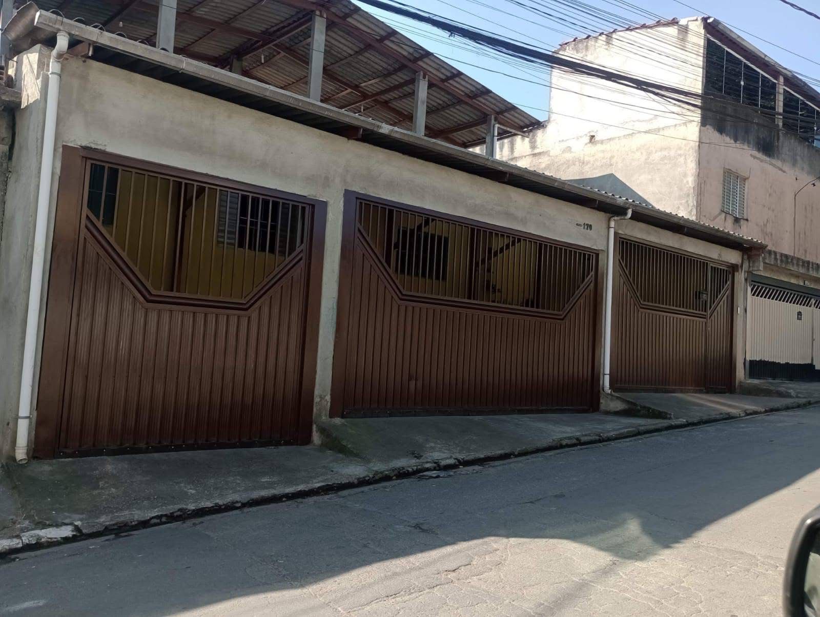 Portão basculante de ferro com detalhes horizontais