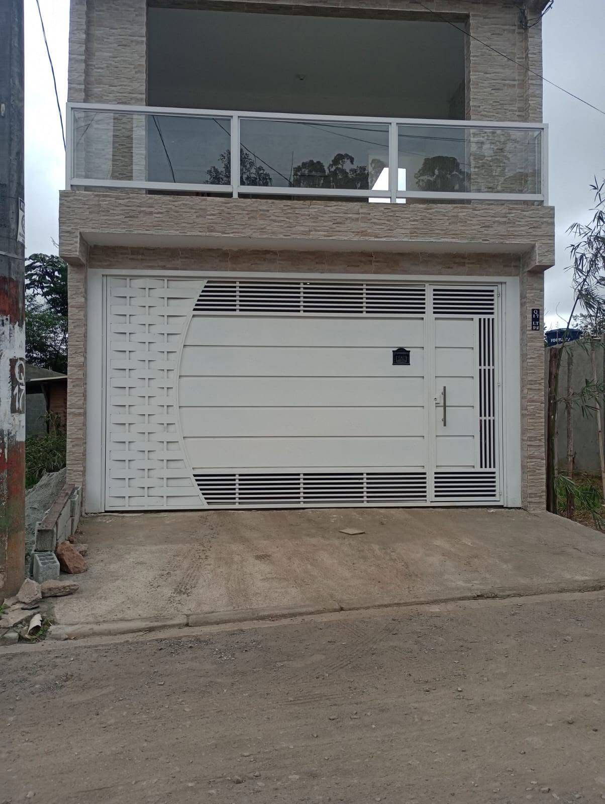 Portão basculante automático instalado pela Serralheria Amigão
