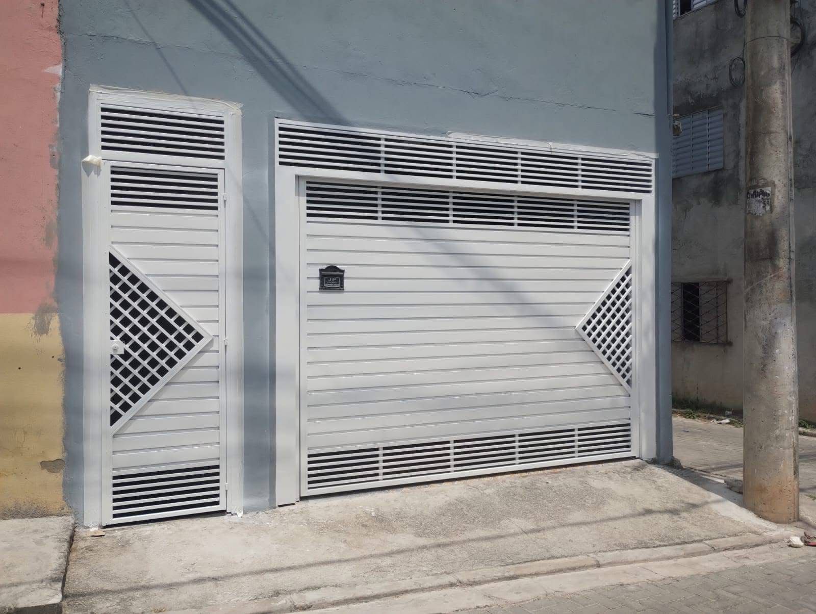 Portão basculante automático em fachada residencial