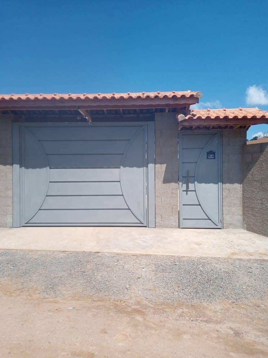Portão basculante automático com estrutura reforçada