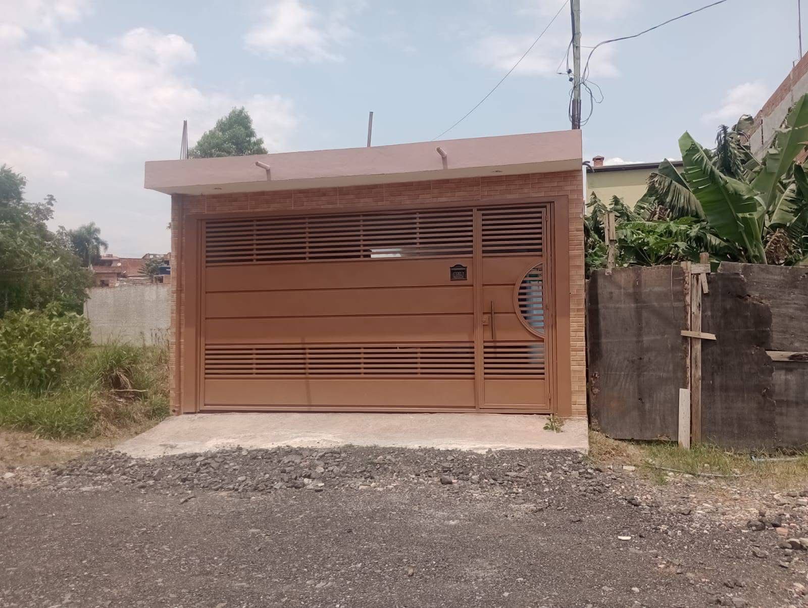 Portão basculante instalado em residência pela Serralheria Amigão
