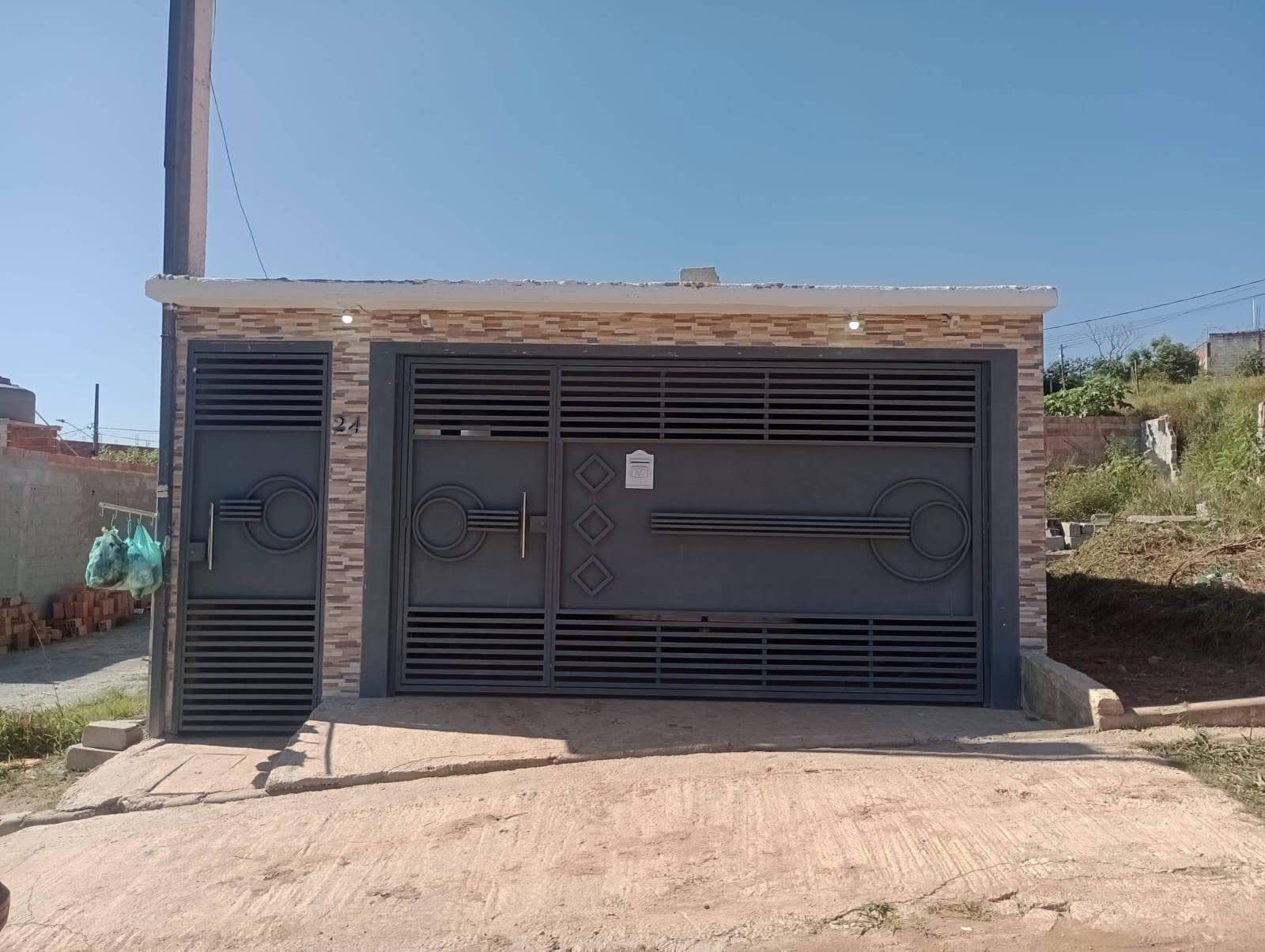 Portão basculante de metal na fachada